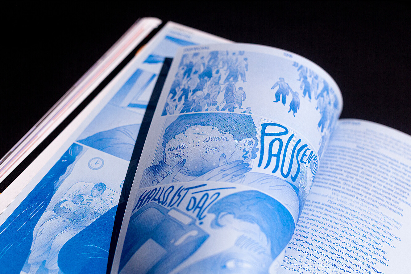 Aufgeschlagenes Buch mit blauen Illustrationen und Text.