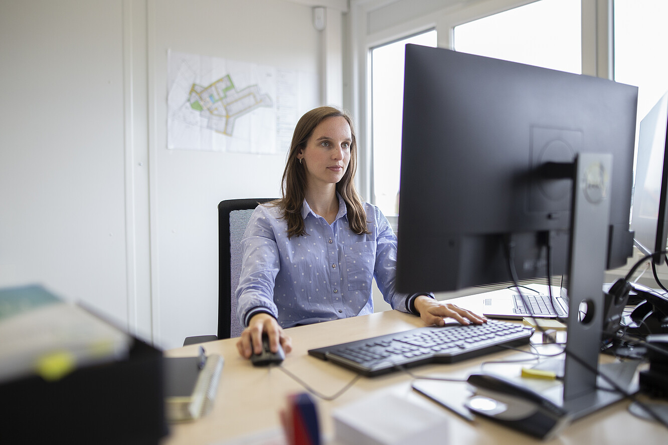 Franziska Faßbender arbeitet in ihrem Büro an ihrem Computer.