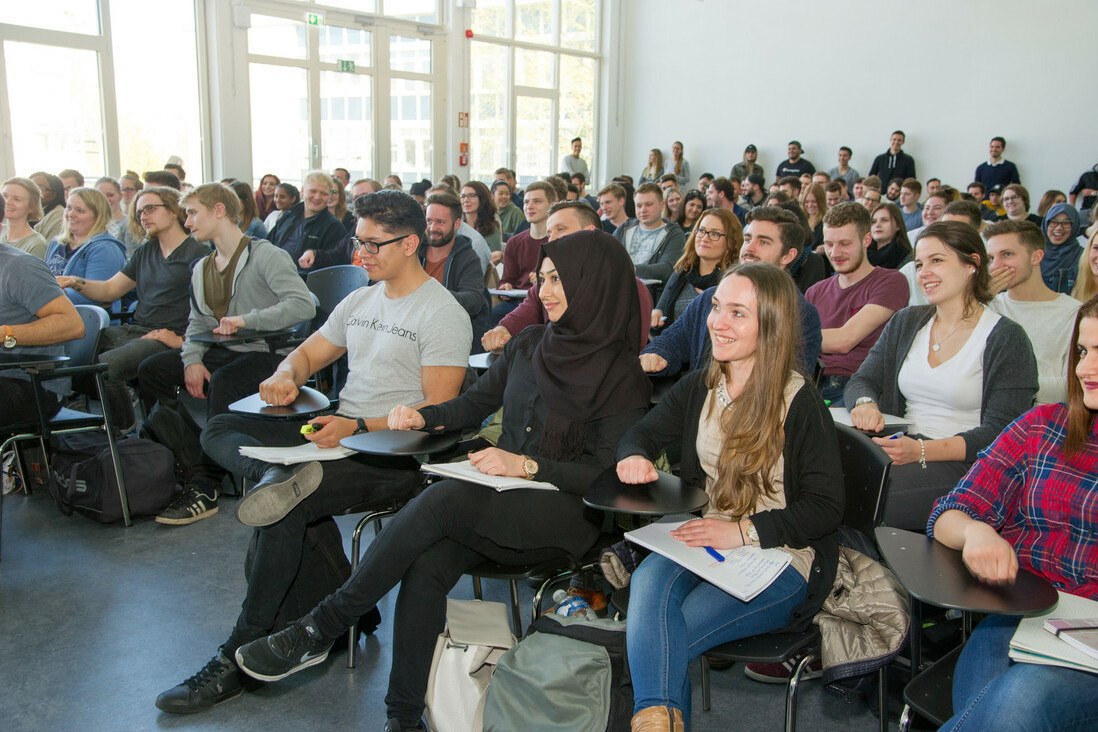 Studierende sitzen in einem Hörsaal