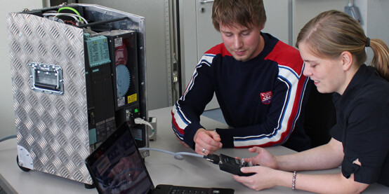 Student und Studentin im Labor für elektrische Antriebe und Maschinen