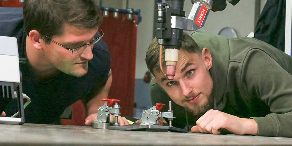 Studierende bei der Arbeit im Labor