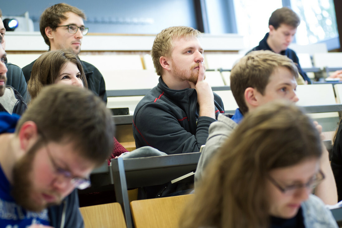 Studierende sitzen in einer Vorlesung